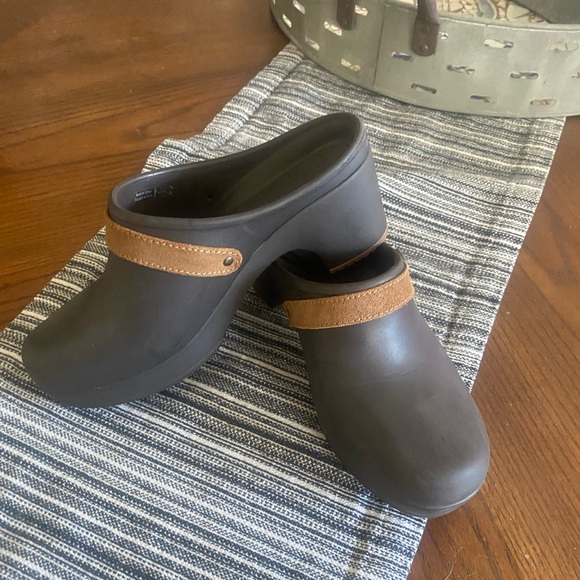 Crocs Sarah Clog - Picture 2 of 4